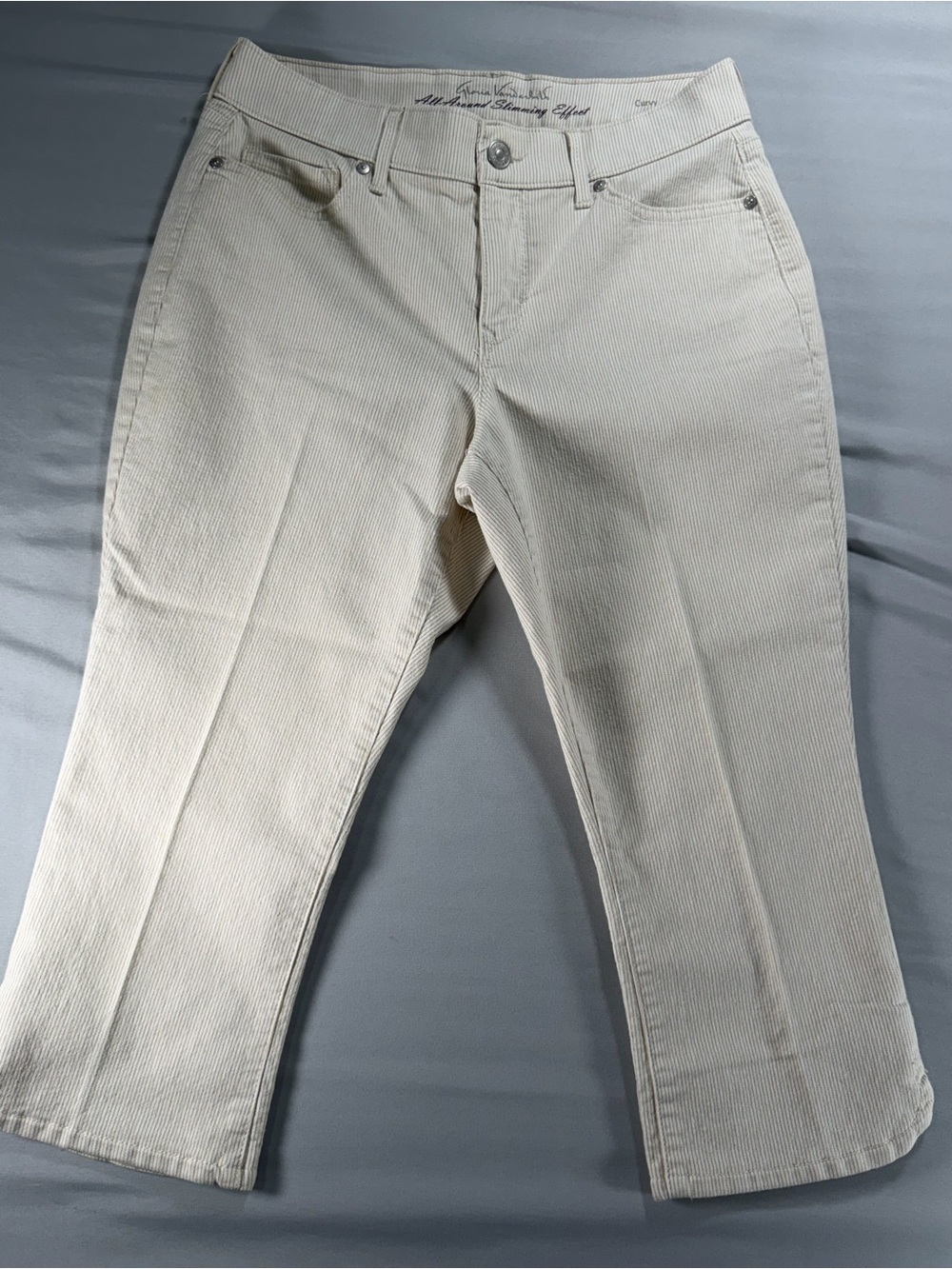 Women’s Gloria Vanderbilt Curvy Capri White With Stripes Size 6 #940